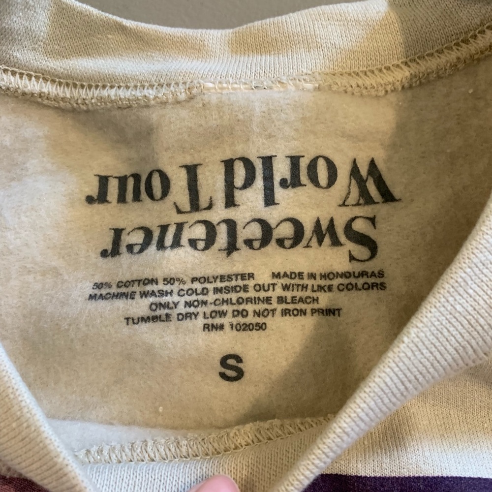NEW SOLD OUT Ariana Grande Sweetener Tour Crewneck - Picture 4 of 7